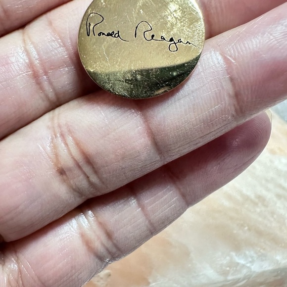 Presidential Seal Gold Chain Charm/Pendant RONALD REGAN Gold Tone Bracelet 0710 - Picture 6 of 8